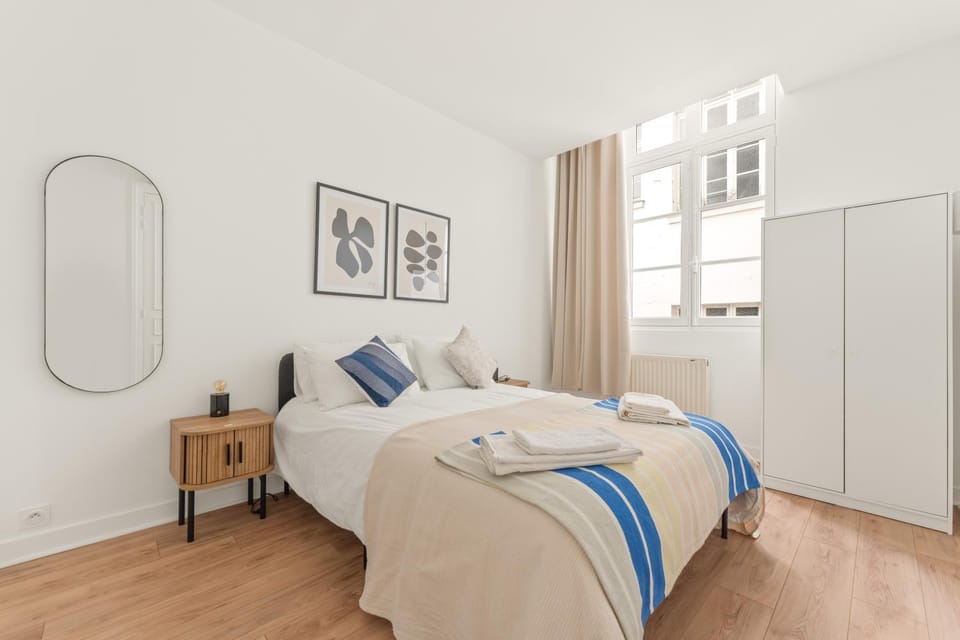 Bedroom, cot, internet, towels, air conditioner