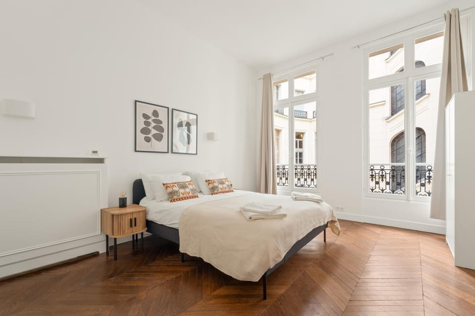 Bedroom, cot, internet, towels, air conditioner