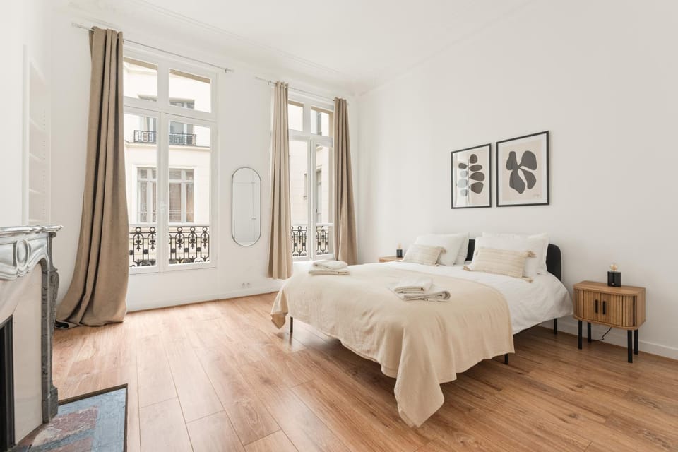 Bedroom, cot, internet, towels, air conditioner