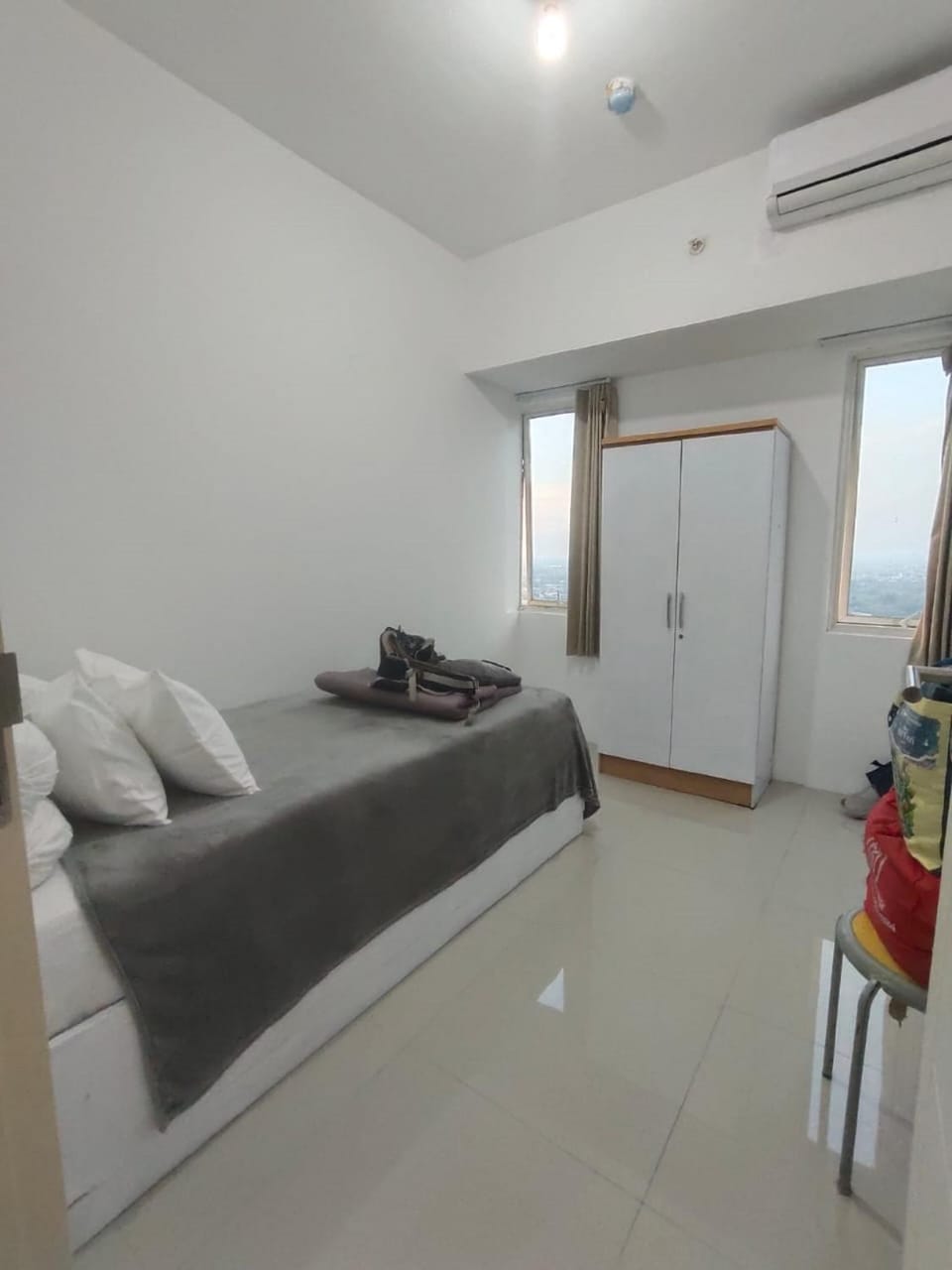 Seating area, Bedroom, wardrobe, air conditioner