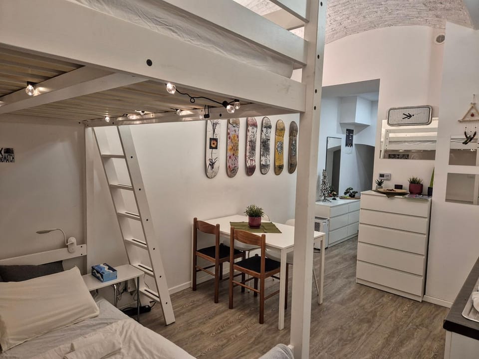 Bed, Photo of the whole room, Decorative detail, Dining area