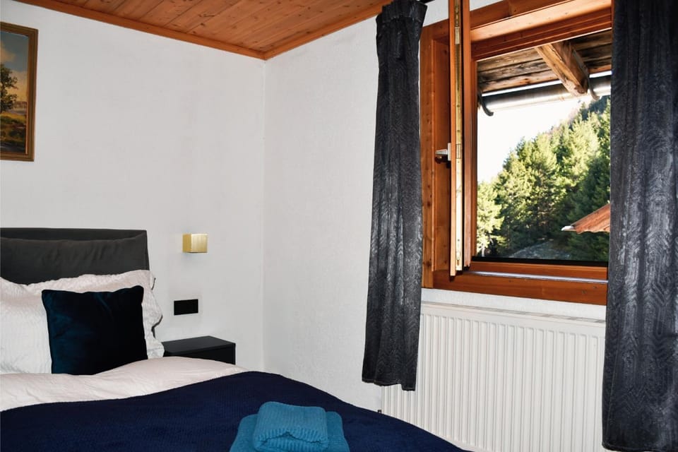 Bedroom, Mountain view