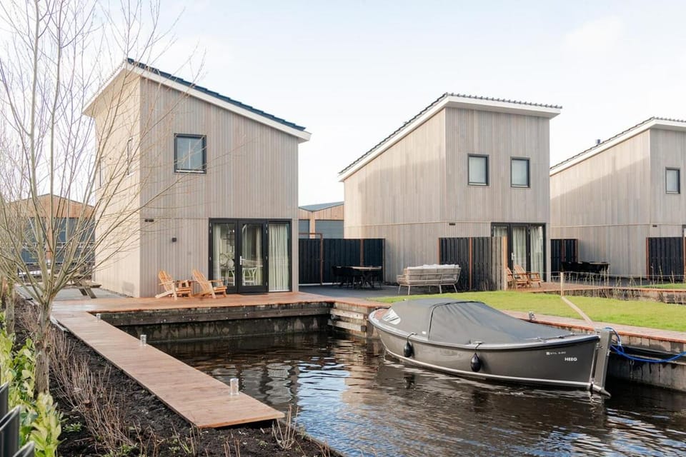 Waterlodge in Heeg - Relax, sail and enjoy! House in Friesland, Netherlands