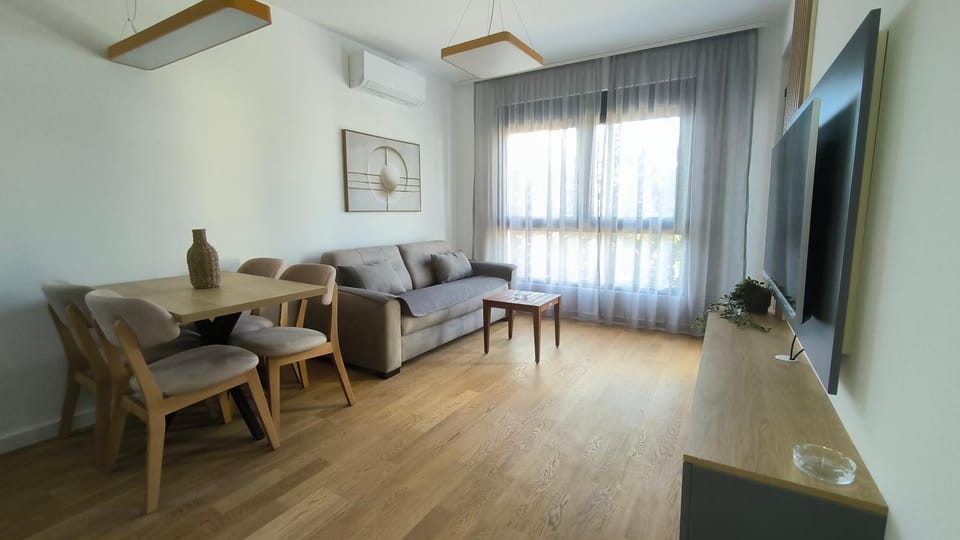 TV and multimedia, Living room, Seating area, Dining area