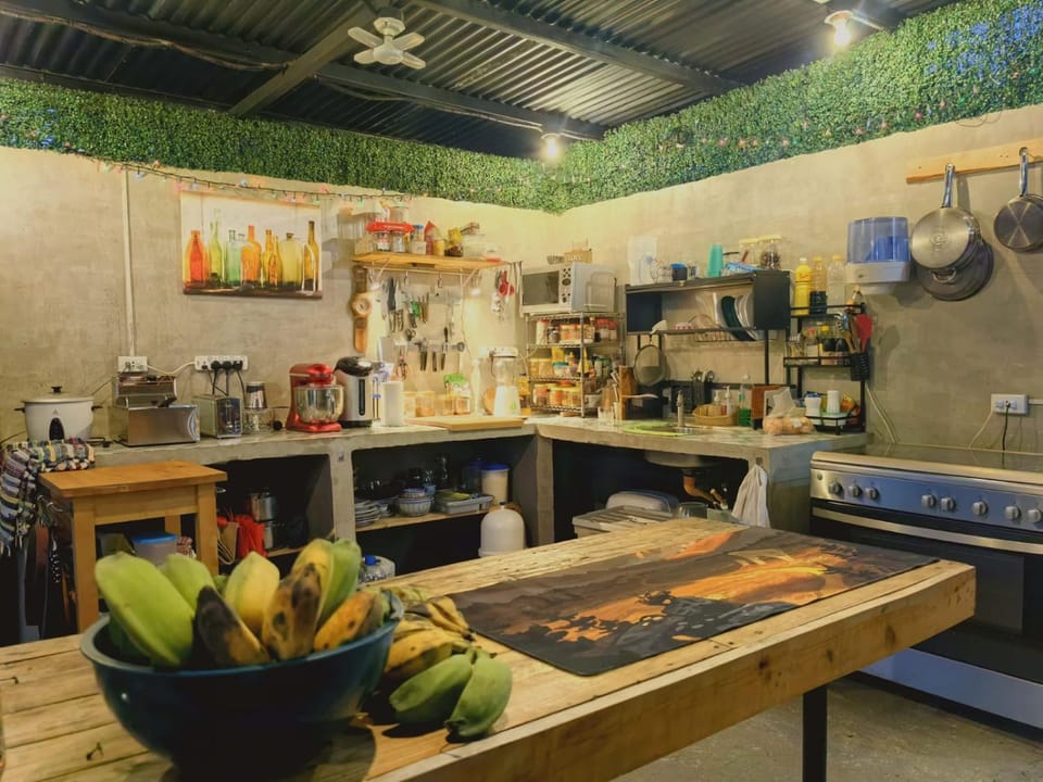 Restaurant/places to eat, Coffee/tea facilities, Kitchen or kitchenette, Communal kitchen, kitchen