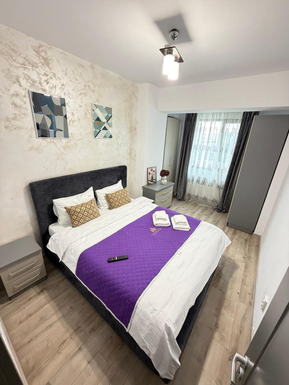Bed, towels