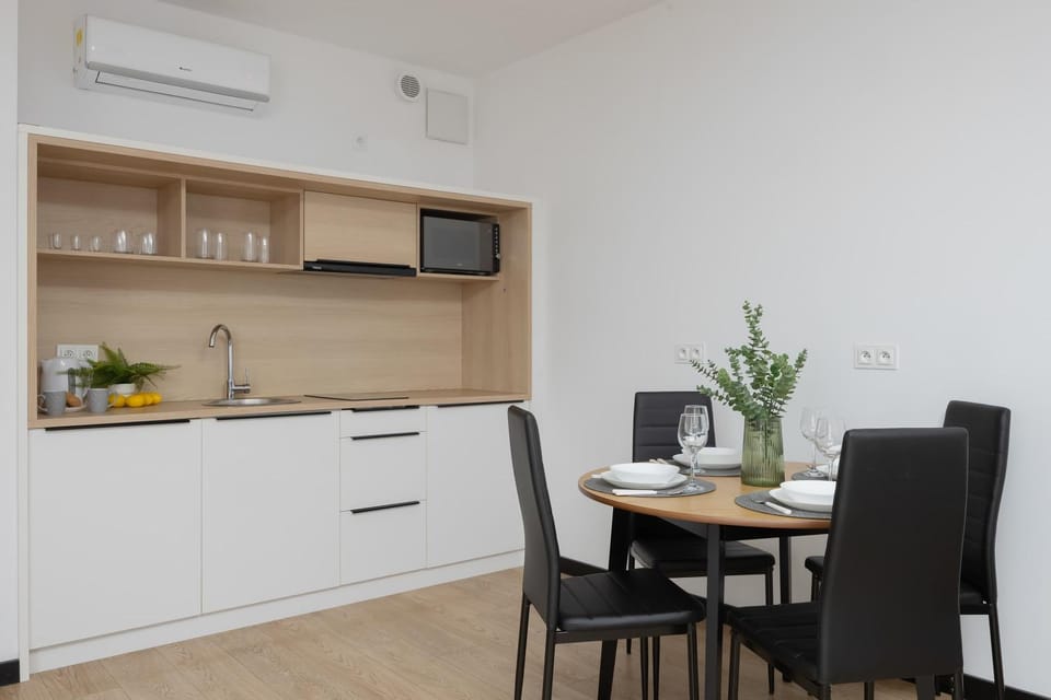 Kitchen or kitchenette, Dining area