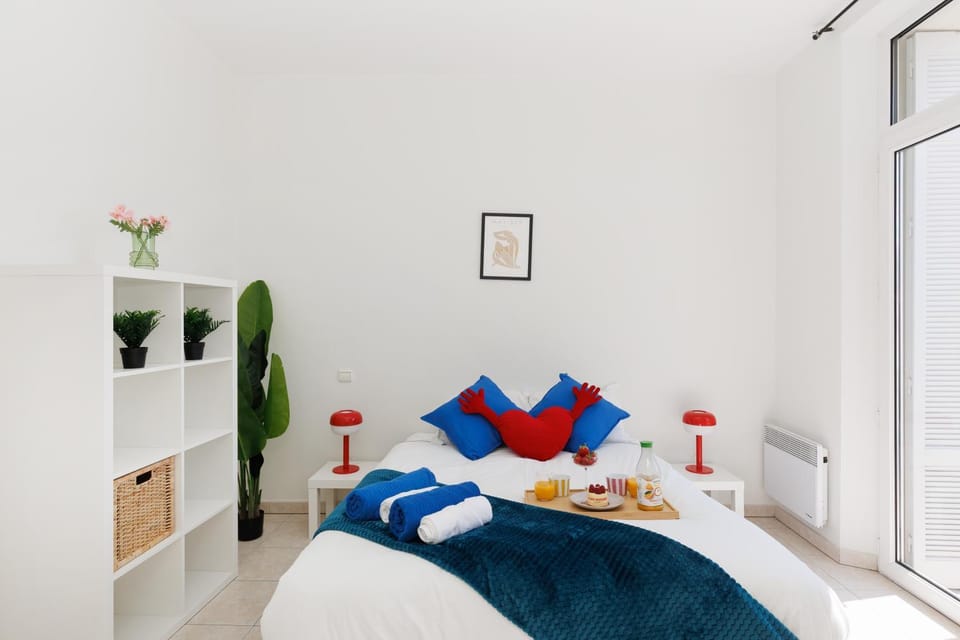 Bed, Photo of the whole room, Bedroom, towels