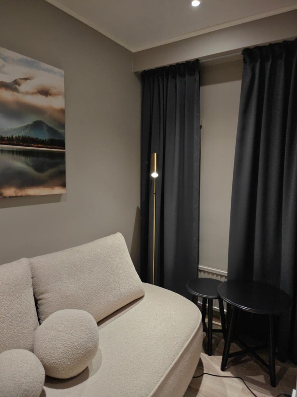 Bed, Seating area