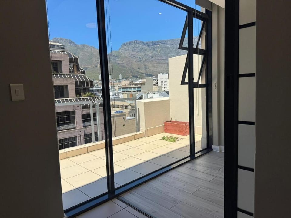 Bright Two Bedroom Apt with Stunning City and Mountain Views Apartment in Cape Town