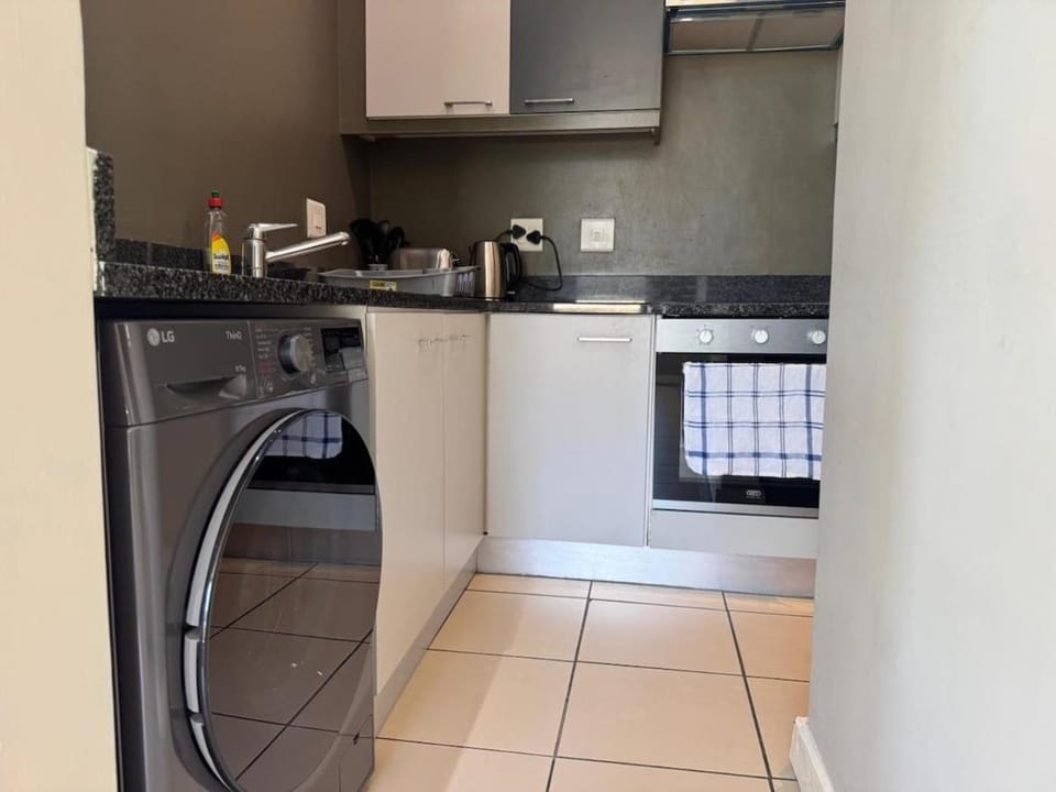 Bright Two Bedroom Apt with Stunning City and Mountain Views Apartment in Cape Town