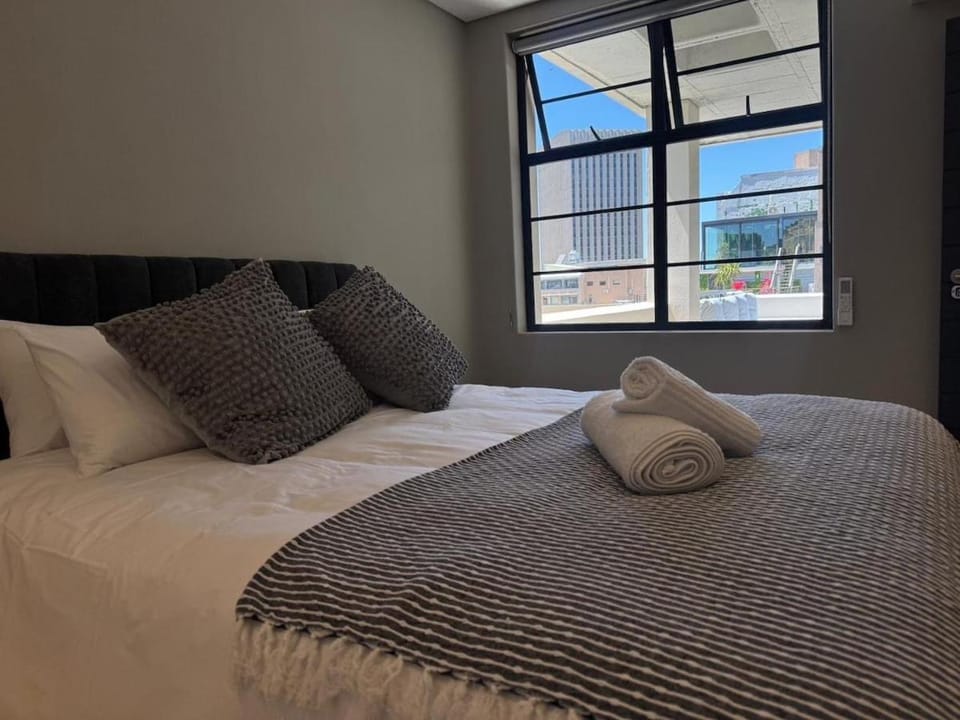 Bright Two Bedroom Apt with Stunning City and Mountain Views Apartment in Cape Town