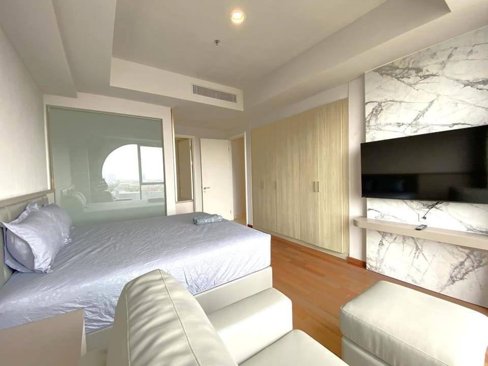Bed, TV and multimedia, Photo of the whole room, Bedroom