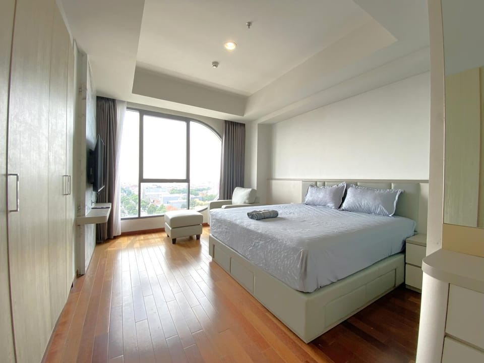 TV and multimedia, Photo of the whole room, Seating area, Bedroom, wardrobe