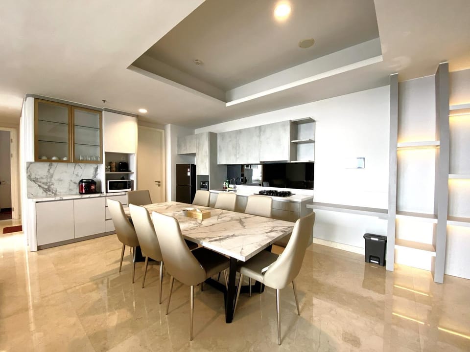 Kitchen or kitchenette, Dining area, microwave, stove