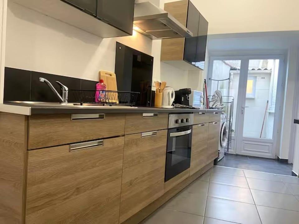 Coffee/tea facilities, Communal kitchen, microwave, oven, stove