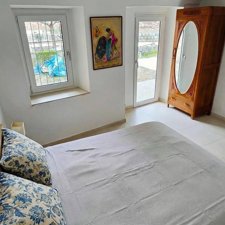 Bed, Photo of the whole room, Bedroom, Inner courtyard view