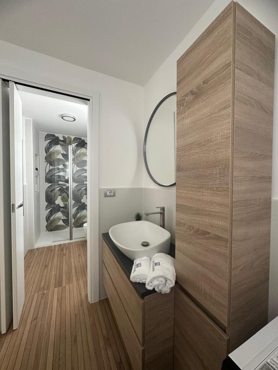 Bathroom, Photo of the whole room, towels