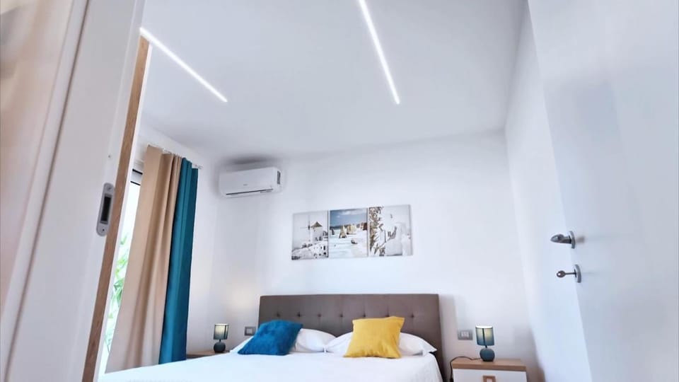 Bed, Photo of the whole room, Bedroom, heating, towels, air conditioner