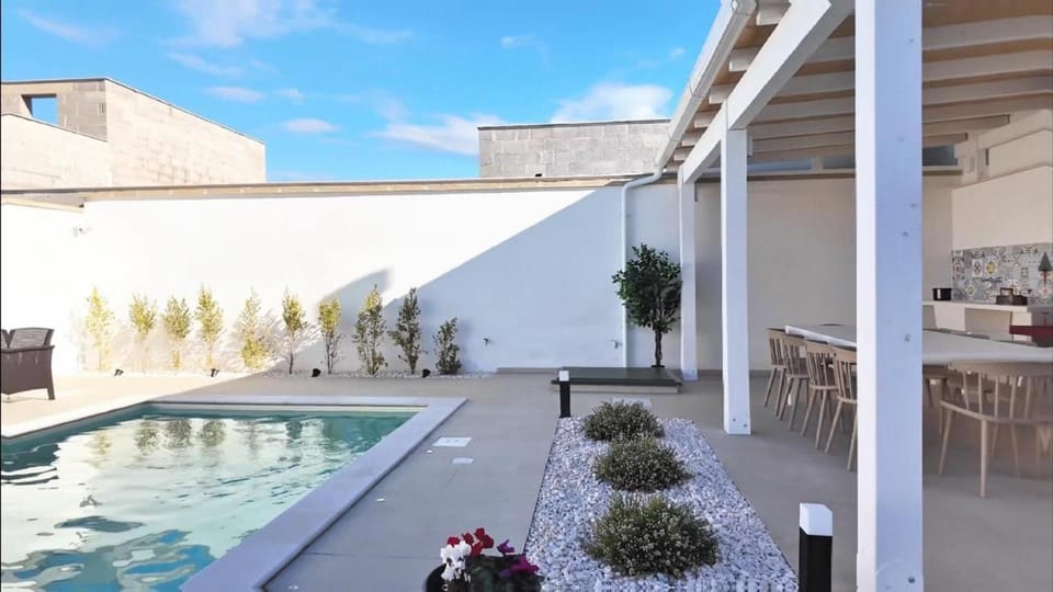 Property building, Patio, Day, Garden, View (from property/room), Floor plan, Dining area, Pool view, Swimming pool