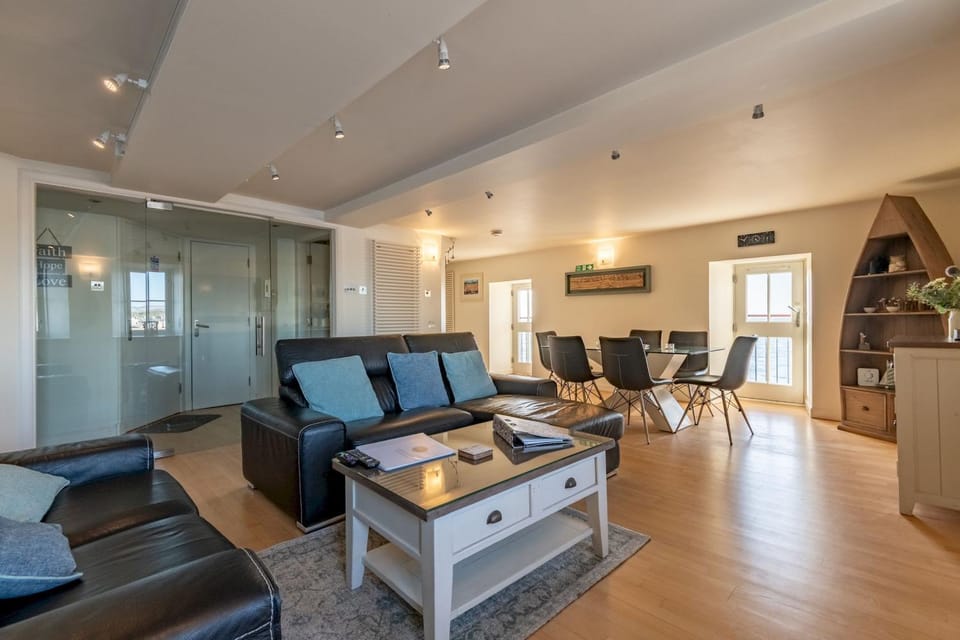 Communal lounge/ TV room, Living room
