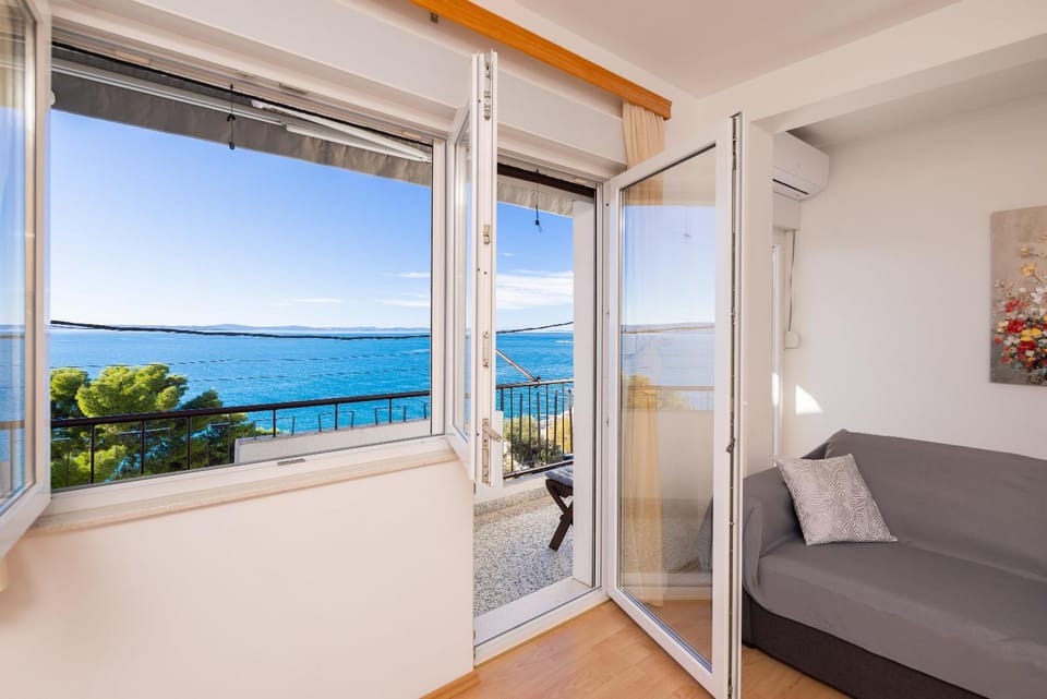 Day, Natural landscape, Balcony/Terrace, Seating area