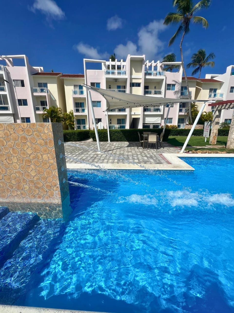 Property building, Pool view, Swimming pool, Swimming pool, sunbed