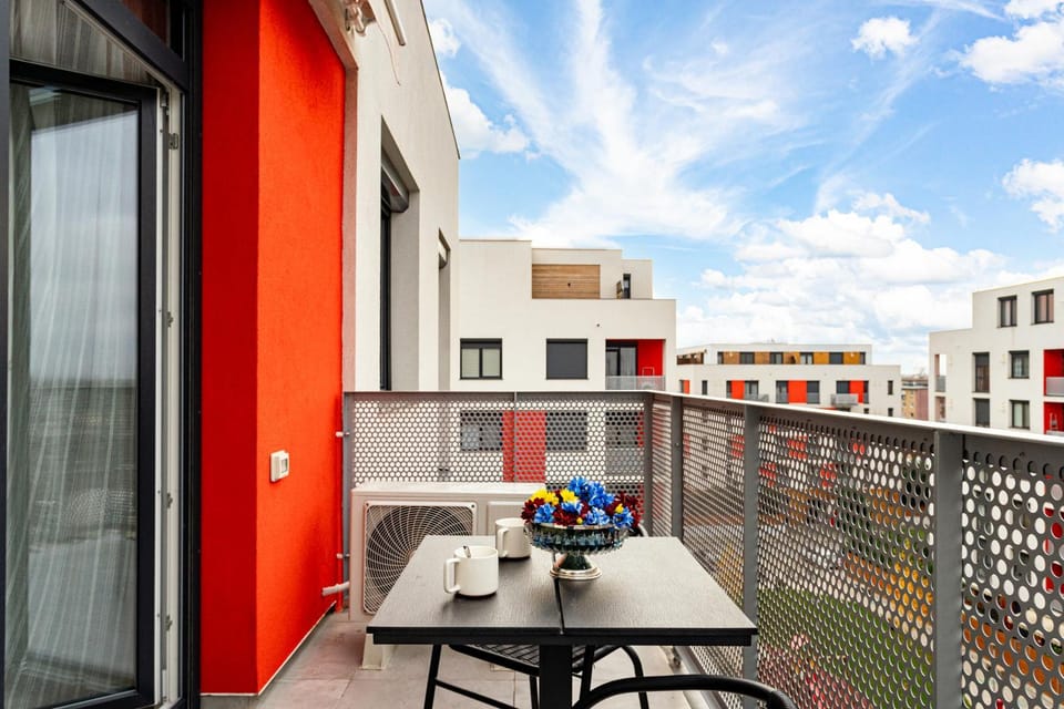 Property building, Balcony/Terrace, Dining area