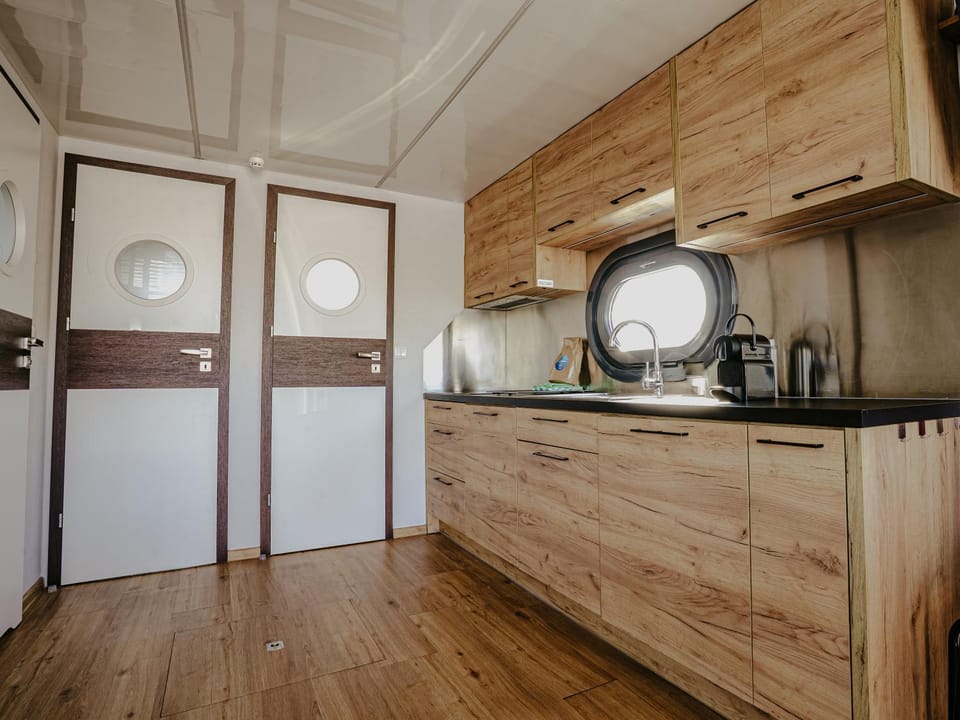 Houseboat Uitgeest with Rooftop Terrace | 4 Guests House in North Holland (province)