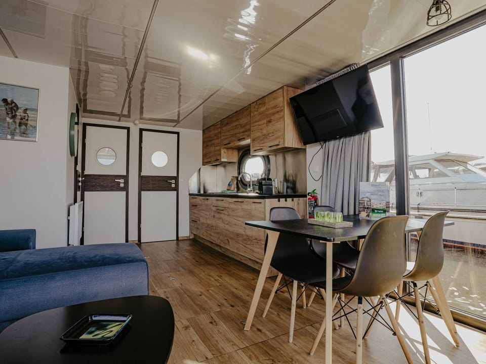 Houseboat Uitgeest with Rooftop Terrace | 4 Guests House in North Holland (province)