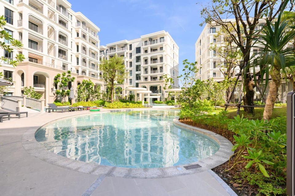 Day, Swimming pool
