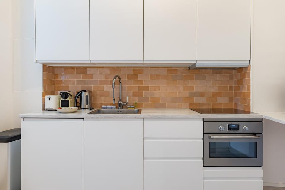 Coffee/tea facilities, oven, stove, toaster, kitchen