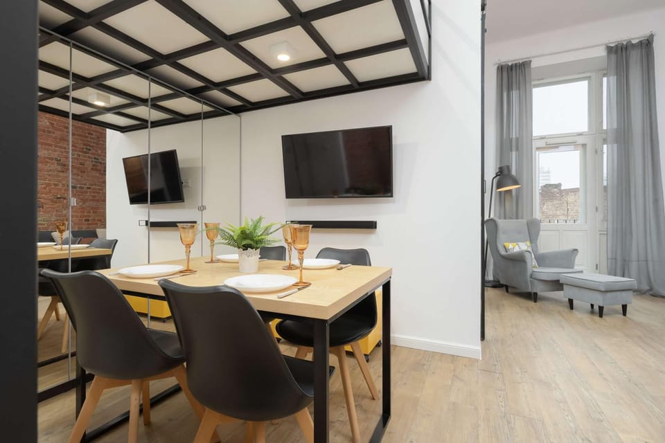 TV and multimedia, Living room, Seating area, Evening entertainment