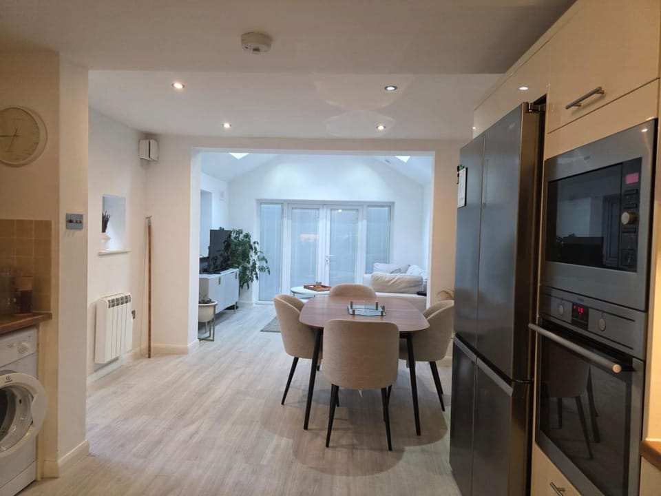 Kitchen or kitchenette, Living room, Seating area, Dining area, oven, washing machine