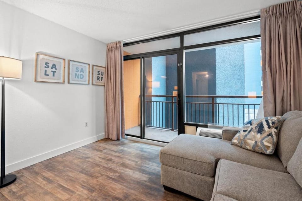Landmark Resort Studio with King Bed, Kitchenette & Smart TV Apartment in Myrtle Beach