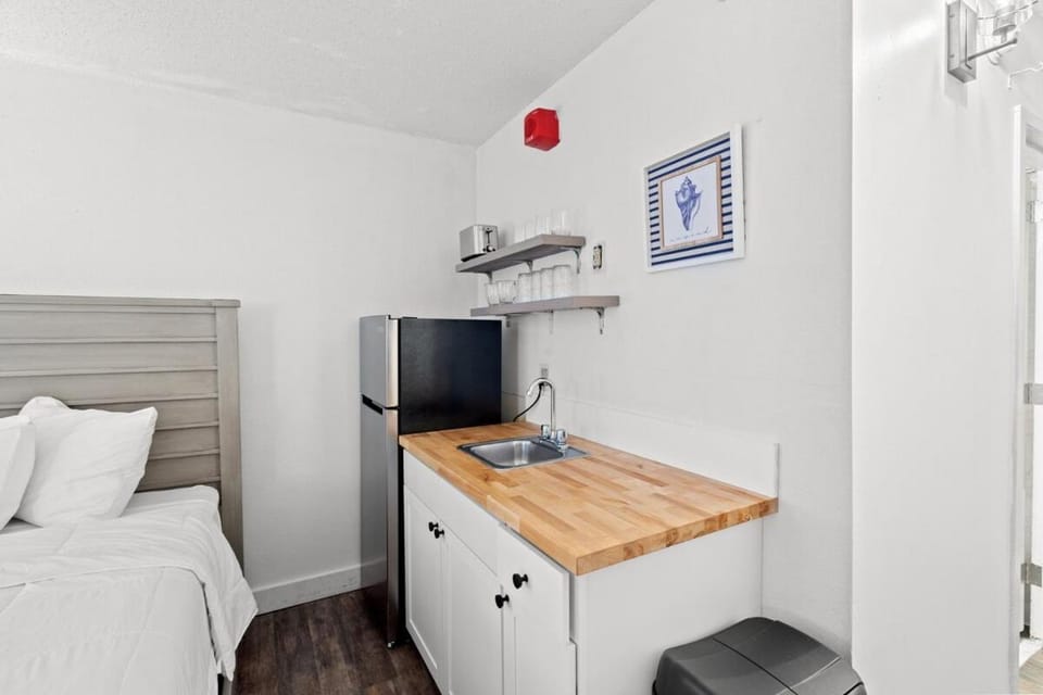 Landmark Resort Studio with King Bed, Kitchenette & Smart TV Apartment in Myrtle Beach