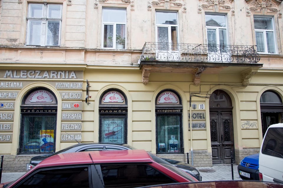 Property building, Property building, Nearby landmark, Facade/entrance, Day, Neighbourhood