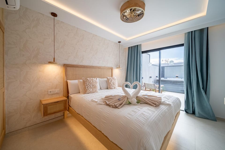 Bed, Photo of the whole room, Bedroom, towels, air conditioner