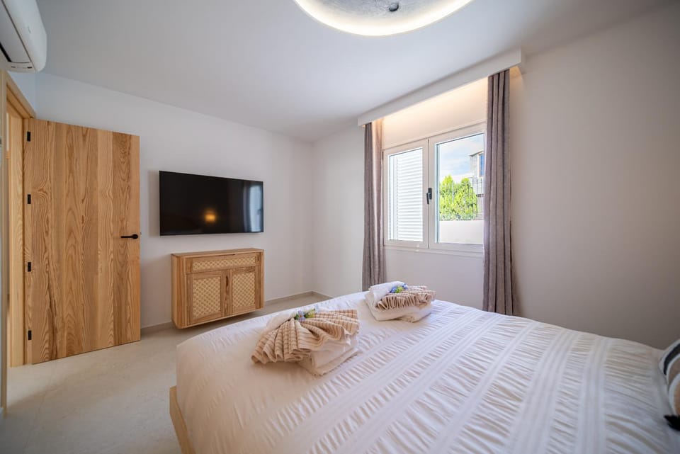 Bed, TV and multimedia, Photo of the whole room, Bedroom, towels, wardrobe, air conditioner