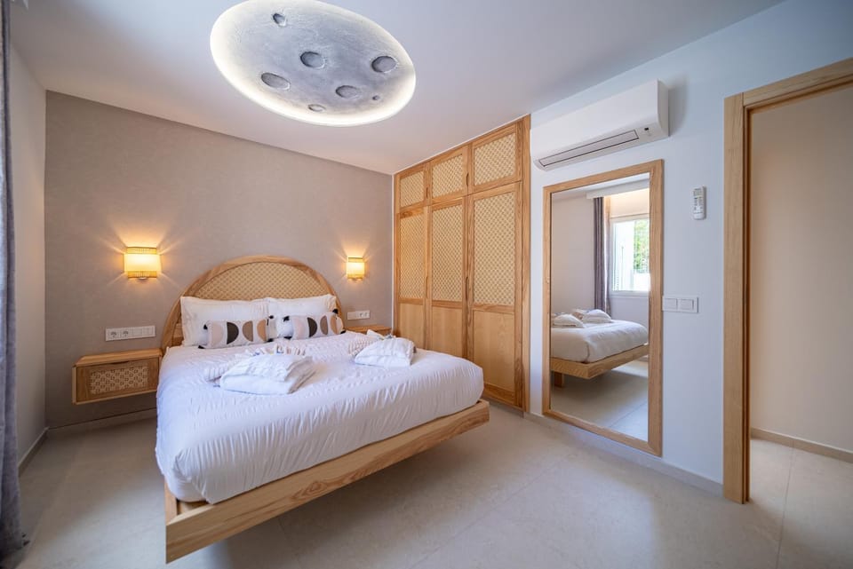 Bed, Photo of the whole room, Bedroom, towels, wardrobe, air conditioner