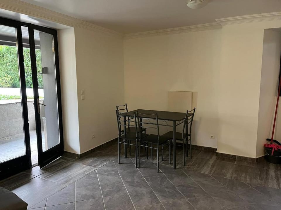Charmant studio avec terrasse Apartment in Auvergne-Rhône-Alpes