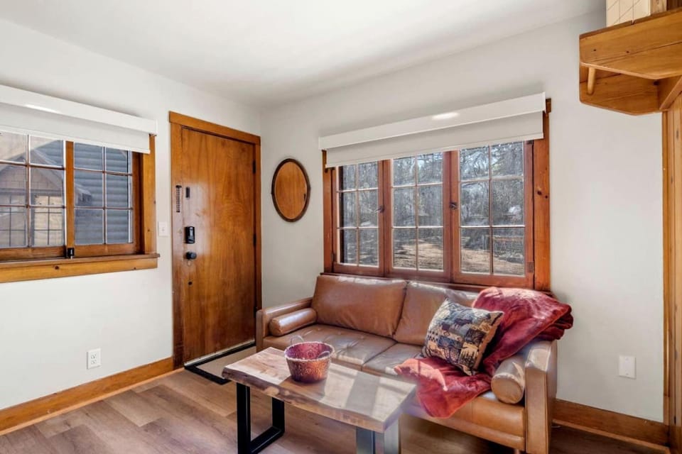 Cozy Modern Cabins with Mountain Views near Garden of the Gods in Colorado Springs, Colorado Cabin in Colorado Springs