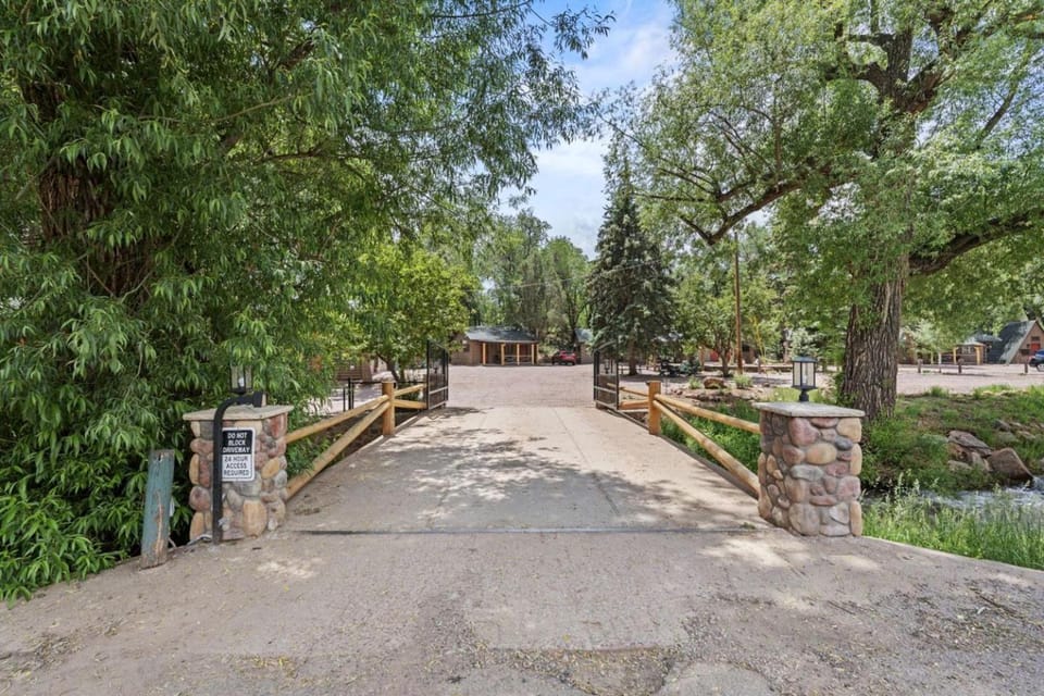 Cozy Modern Cabins with Mountain Views near Garden of the Gods in Colorado Springs, Colorado Cabin in Colorado Springs