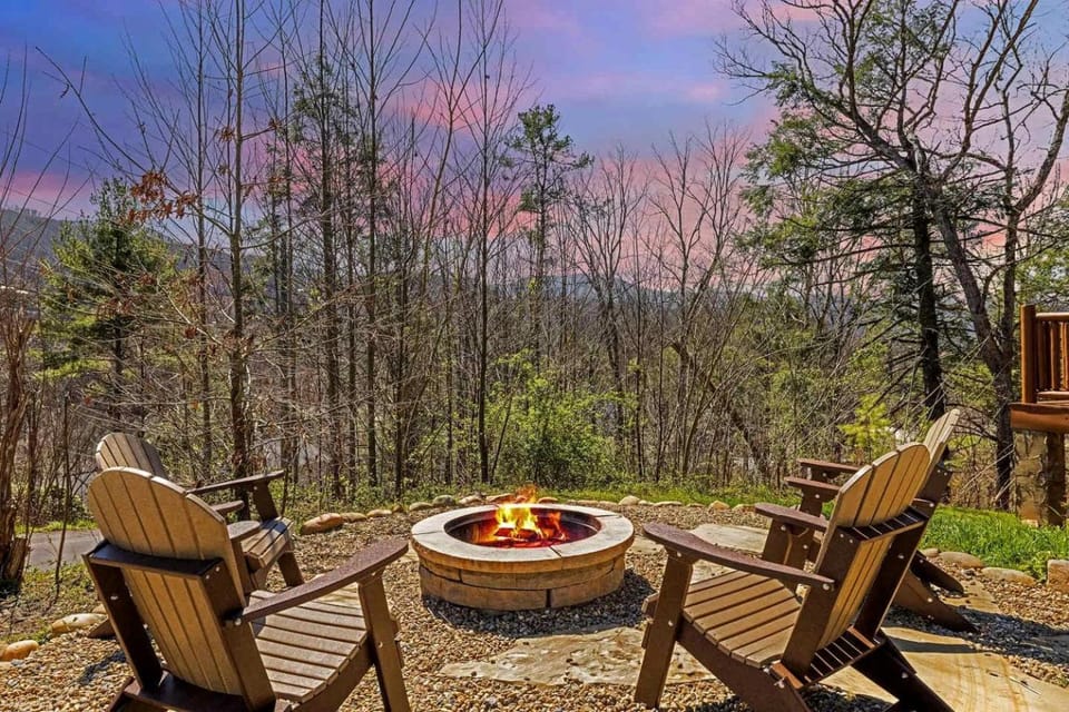 Charming Smoky Mountain Cabin with Private Fire Pit, Modern Amenities, Near Downtown Gatlinburg, Tennessee Cabin in Gatlinburg