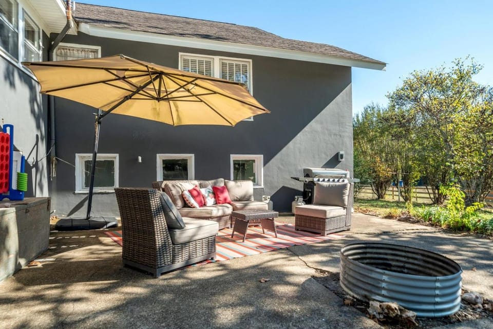 Charming Cozy Farmhouse with Animals for an Amazing Family Getaway near Hot Springs, Arkansas House in Hot Springs