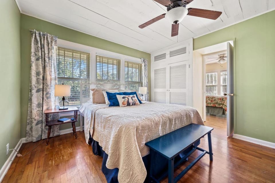 Charming Cozy Farmhouse with Animals for an Amazing Family Getaway near Hot Springs, Arkansas House in Hot Springs