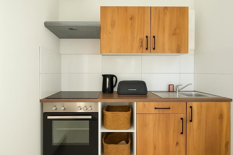 Coffee/tea facilities, Kitchen or kitchenette, stove