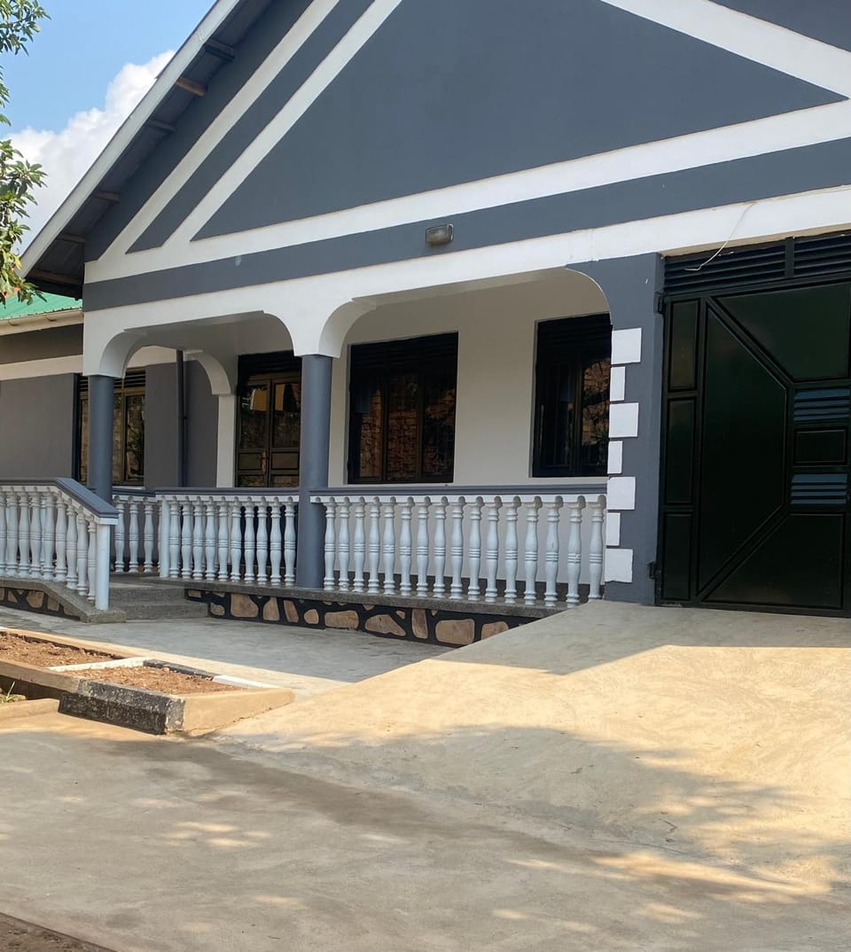 Paradise Pathways Lweza House in Kampala