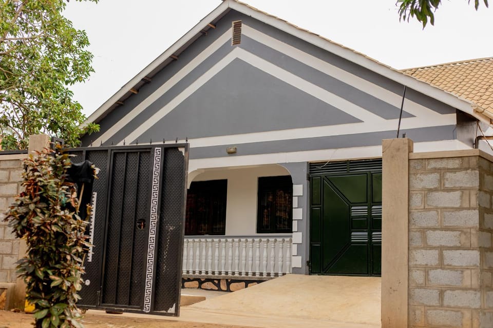 Paradise Pathways Lweza House in Kampala