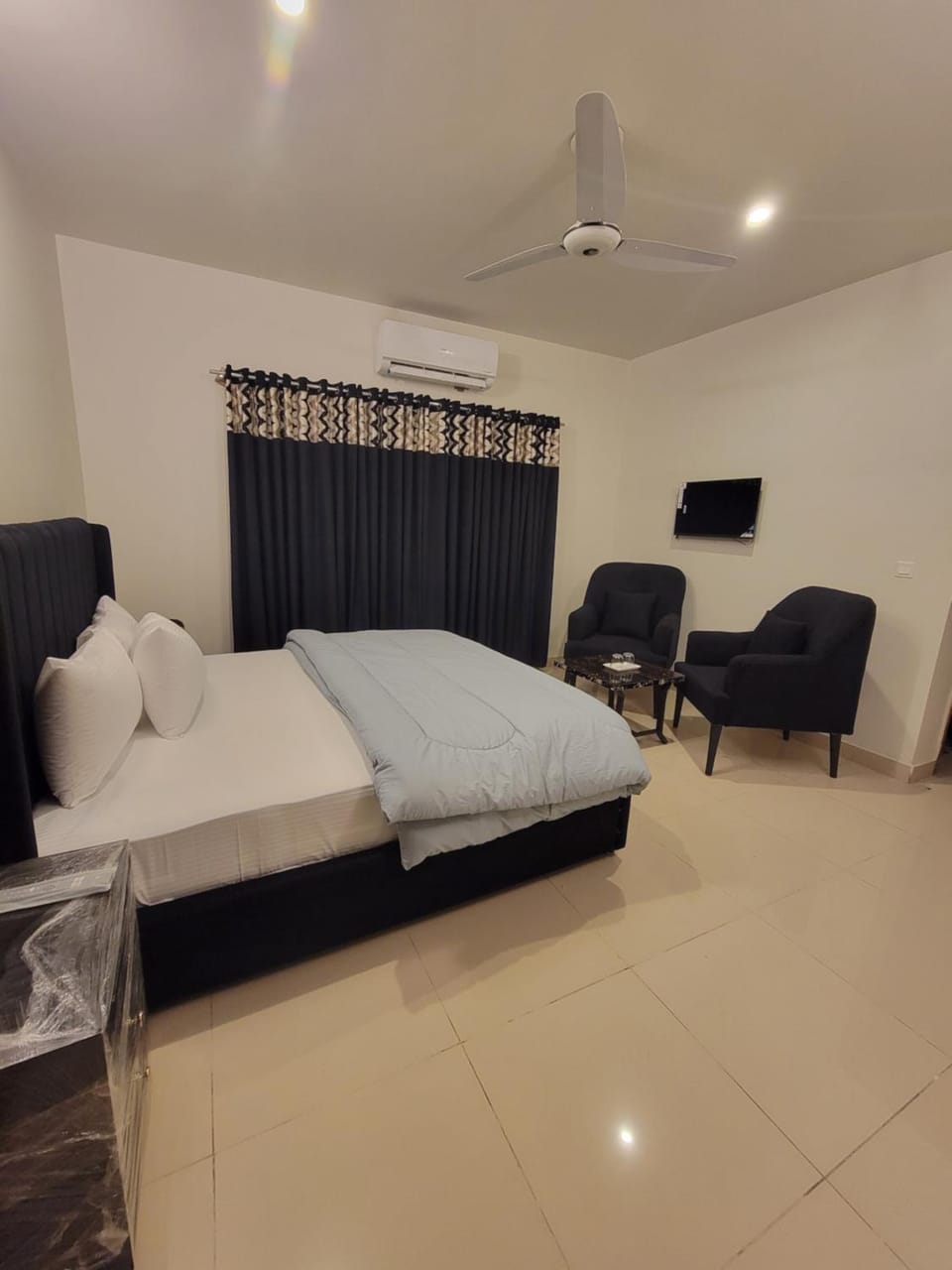 Bed, TV and multimedia, Photo of the whole room, Seating area, Bedroom